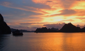 HALONG BAY TOUR 4 hours on Boat